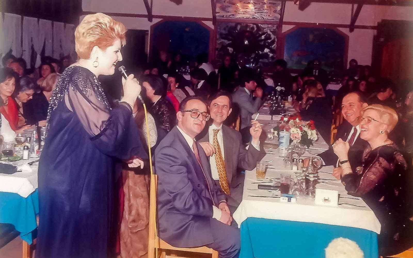 anna-maria-rogdaki-sings-for-the-charity-dance-of-enosi-gynaikon-patras-koula-rogdaki